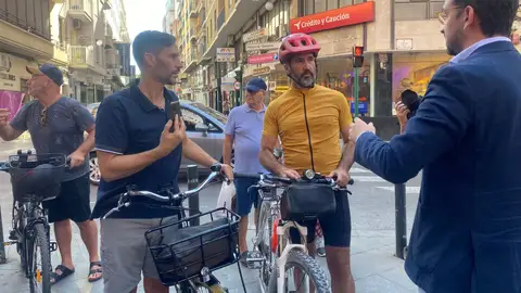 Varios usuarios del carril bici discuten con el concejal Claudio Guilabert, responsable de Movilidad Urabana