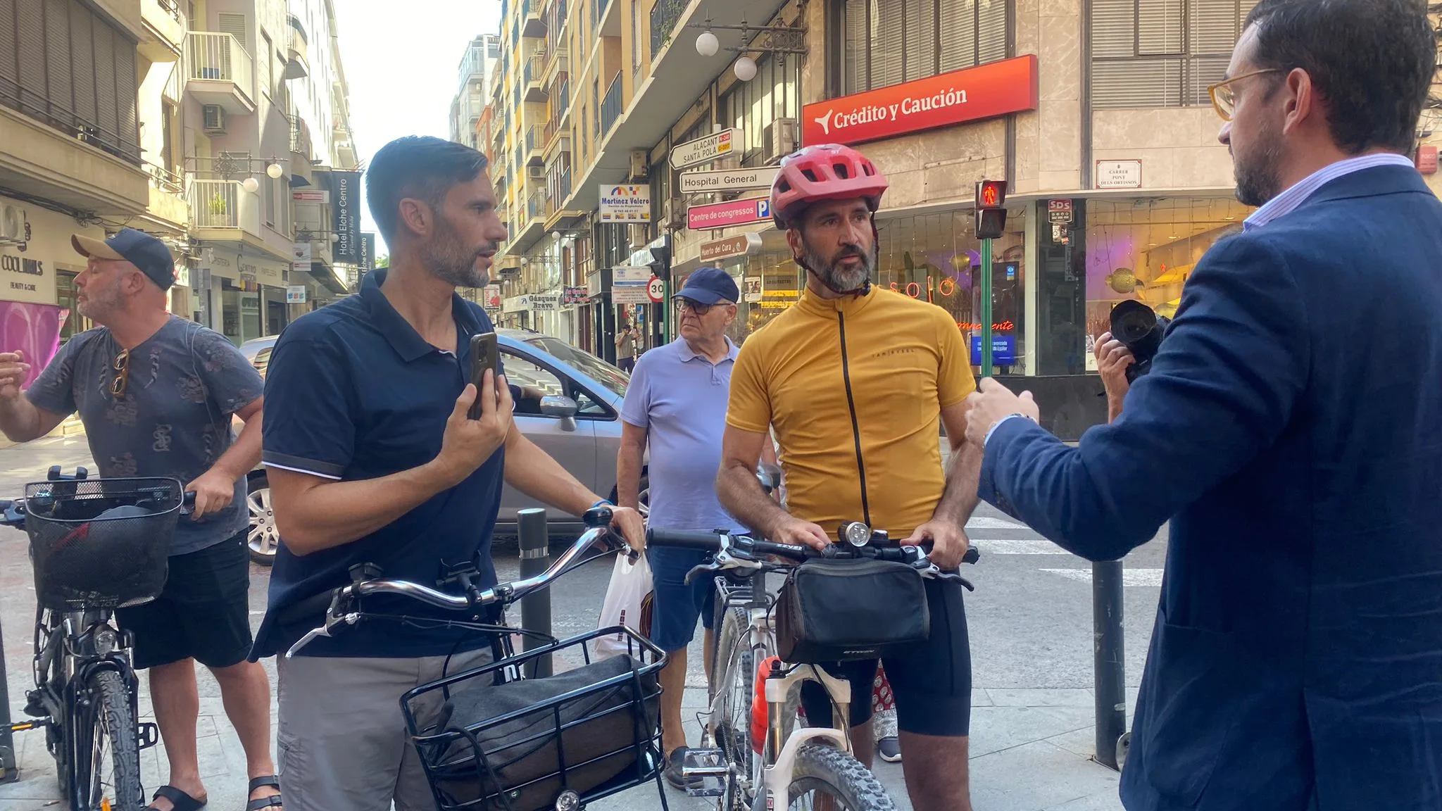 Varios usuarios del carril bici discuten con el concejal Claudio Guilabert, responsable de Movilidad Urabana Varios usuarios del carril bici discuten con el concejal Claudio Guilabert, responsable de Movilidad Urabana