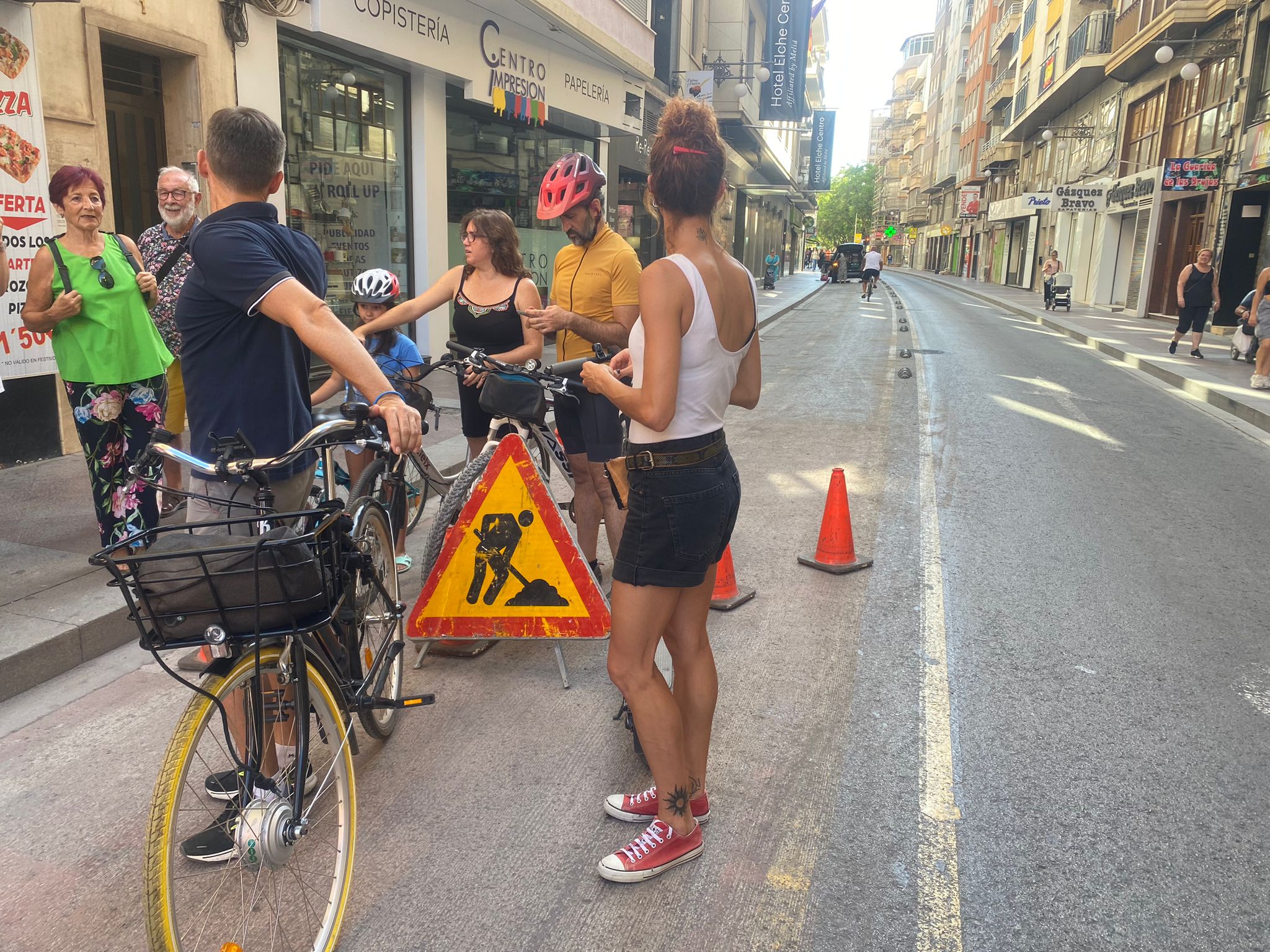 El nuevo Gobierno local de Elche, con PP y VOX, comienza a eliminar los carriles bici El nuevo Gobierno local de Elche, con PP y VOX, comienza a eliminar los carriles bici