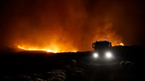 Trabajos efectuados por la Unidad Militar de Emergencias esta noche en el Sector Sur del incendio forestal de Arafo-Candelaria, donde se ha construido una línea de defensa junto a unidades BRIF y EIRIF para proteger la zona del Observatorio del Teide en Izaña y el barranco de Güimar. Trabajos efectuados por la Unidad Militar de Emergencias esta noche en el Sector Sur del incendio forestal de Arafo-Candelaria, donde se ha construido una línea de defensa junto a unidades BRIF y EIRIF para proteger la zona del Observatorio del Teide en Izaña y el barranco de Güimar.