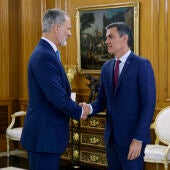 El rey Felipe VI recibe a Pedro Sánchez en Zarzuela, en el marco de la ronda de consultas con los partidos