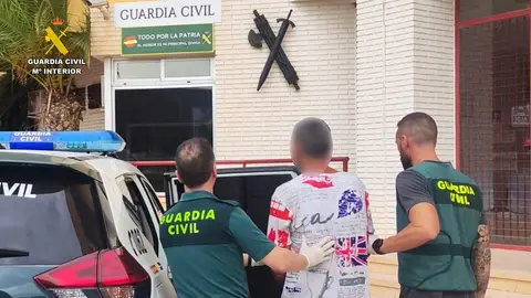 Detenido un hombre en Aspe por robar 1.700 euros en joyas en casa de su vecino. Detenido un hombre en Aspe por robar 1.700 euros en joyas en casa de su vecino.