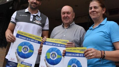 Carlos Ruesga, jugador del Uni&oacute;n Financiera Base Oviedo, y Pepe Rionda, presidente del club, presentaron la campa&ntilde;a de abonados