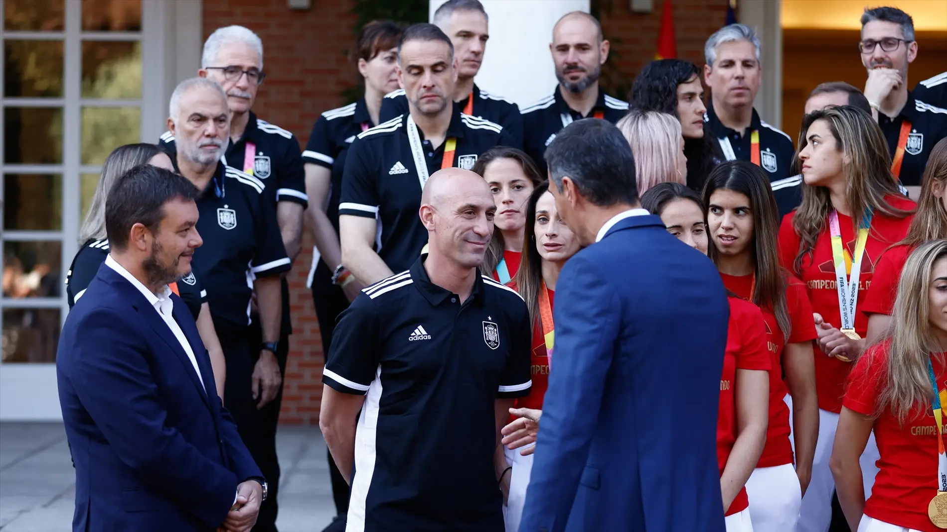 Pedro Sánchez saluda a Luis Rubiales en la recepción en La Moncloa a la Selección 