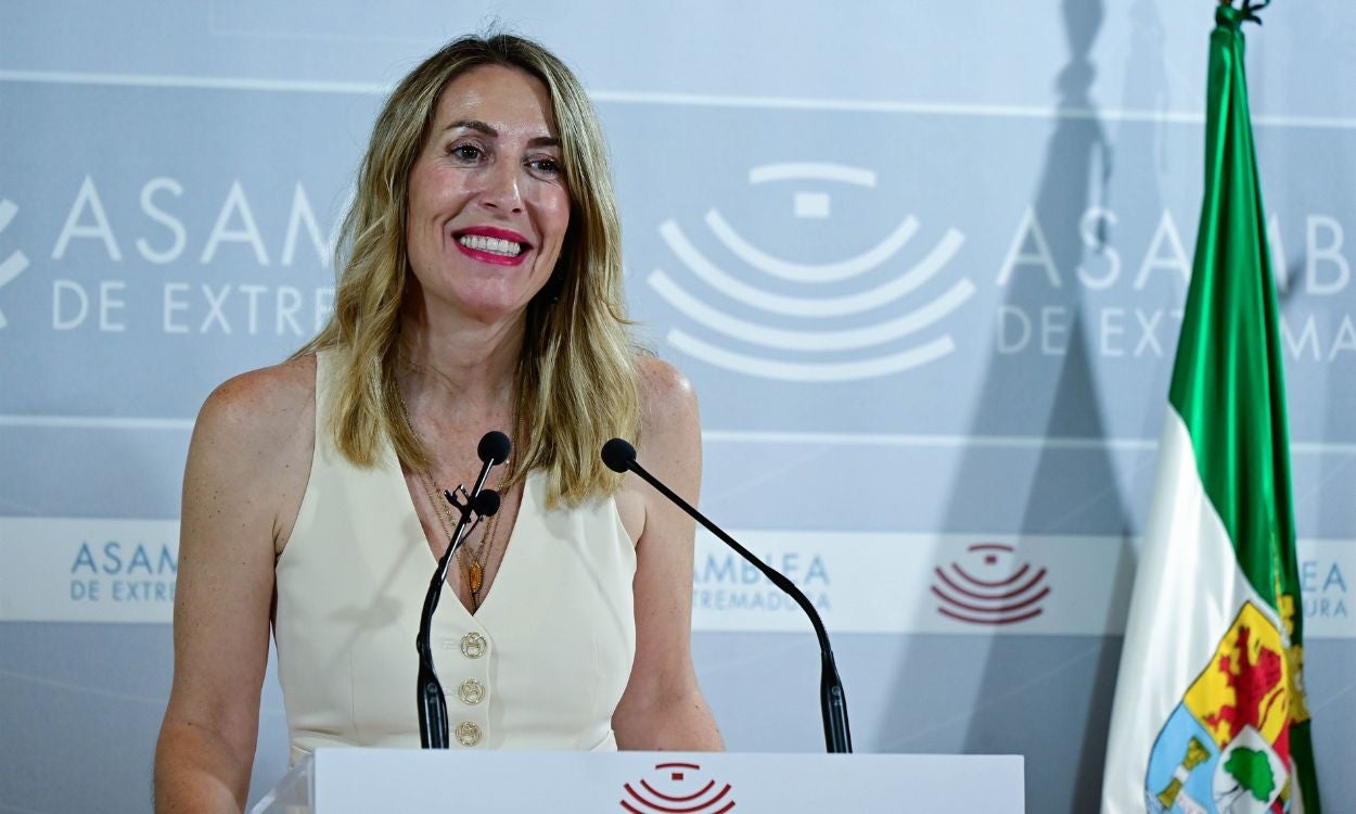 María Guardiola defiende que su ejecutivo no ha parado de trabajar desde su toma de posesión para "poner en orden" los "cientos" de "regalitos" que le ha dejado el anterior Gobierno autonómico María Guardiola defiende que su ejecutivo no ha parado de trabajar desde su toma de posesión para "poner en orden" los "cientos" de "regalitos" que le ha dejado el anterior Gobierno autonómico
