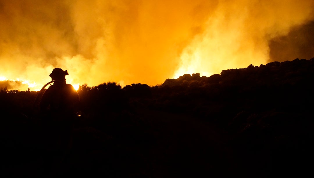 Prevén reactivaciones de algunos focos del incendio de Tenerife debido a las altas temperaturas Prevén reactivaciones de algunos focos del incendio de Tenerife debido a las altas temperaturas