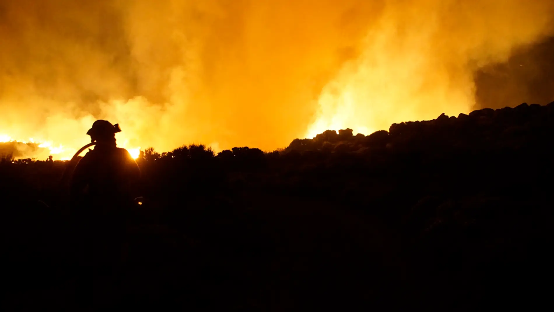 Prevén reactivaciones de algunos focos del incendio de Tenerife debido a las altas temperaturas