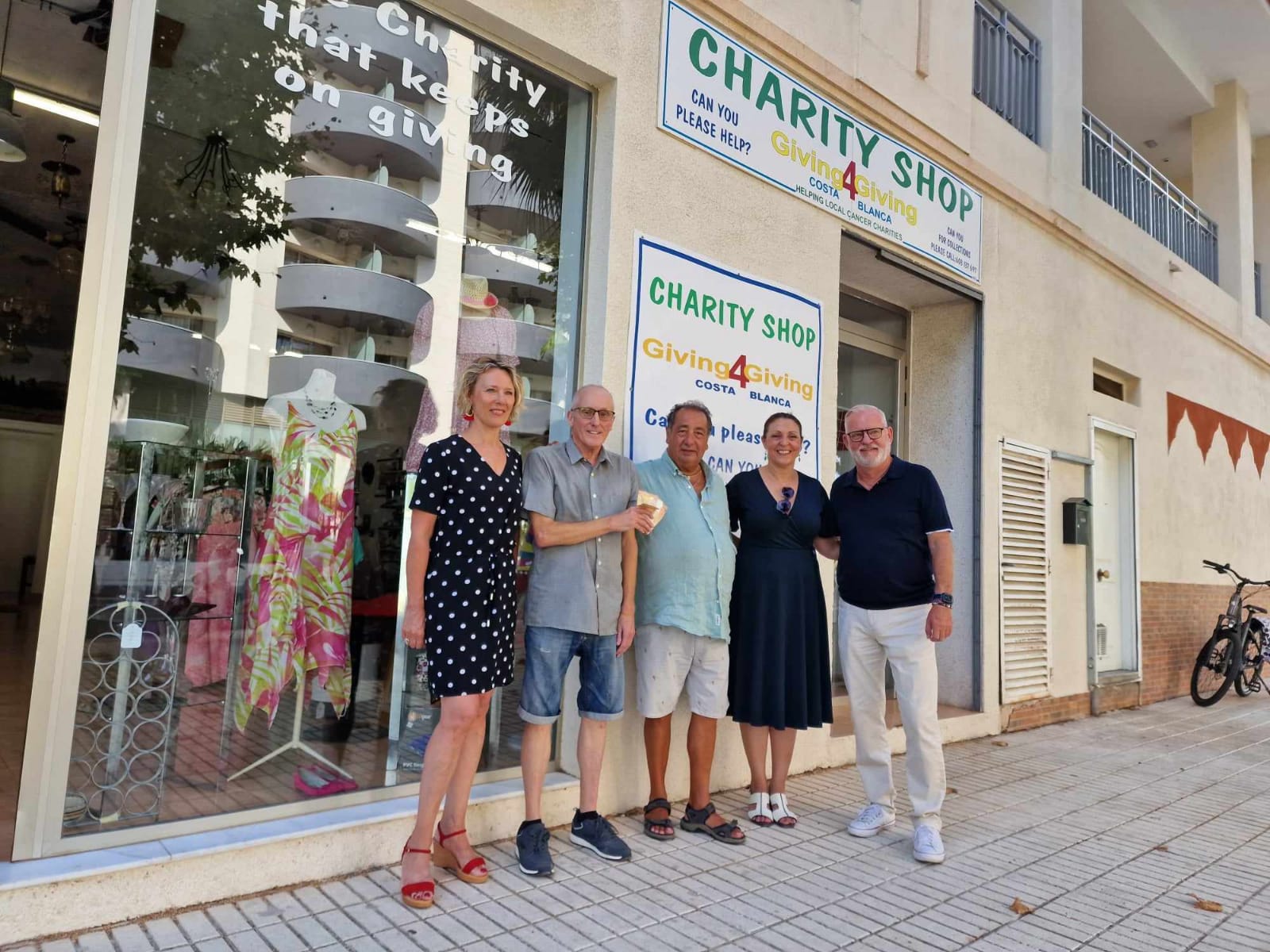 El Voluntariado social de l'Alfàs del Pi recibe una donación de 1.000 euros de la asociación Giving4Giving El Voluntariado social de l'Alfàs del Pi recibe una donación de 1.000 euros de la asociación Giving4Giving