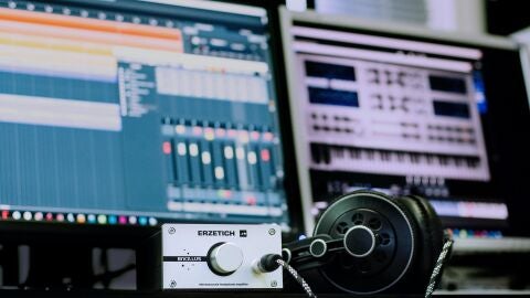 Imagen de archivo de auriculares y un amplificador