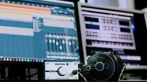 Imagen de archivo de auriculares y un amplificador Imagen de archivo de auriculares y un amplificador