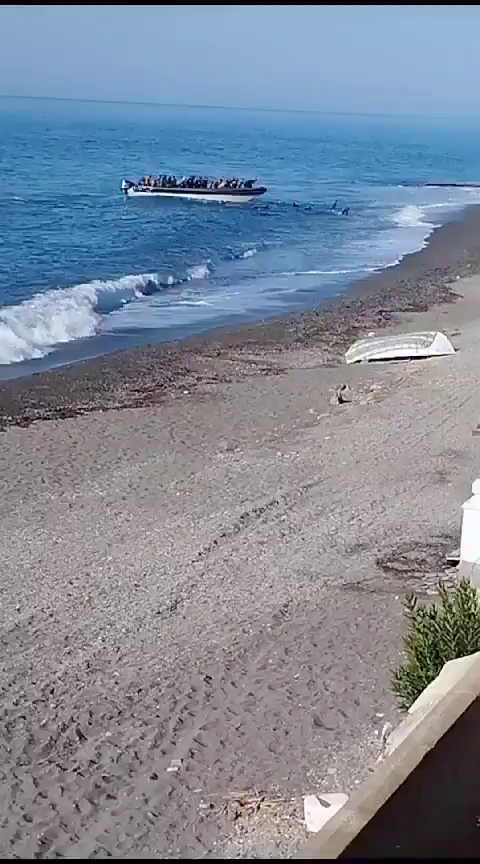 Así desembarca una patera en la playa de Guainos, Adra Así desembarca una patera en la playa de Guainos, Adra