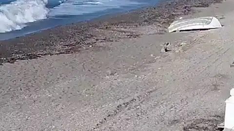 Así desembarca una patera en la playa de Guainos, Adra Así desembarca una patera en la playa de Guainos, Adra