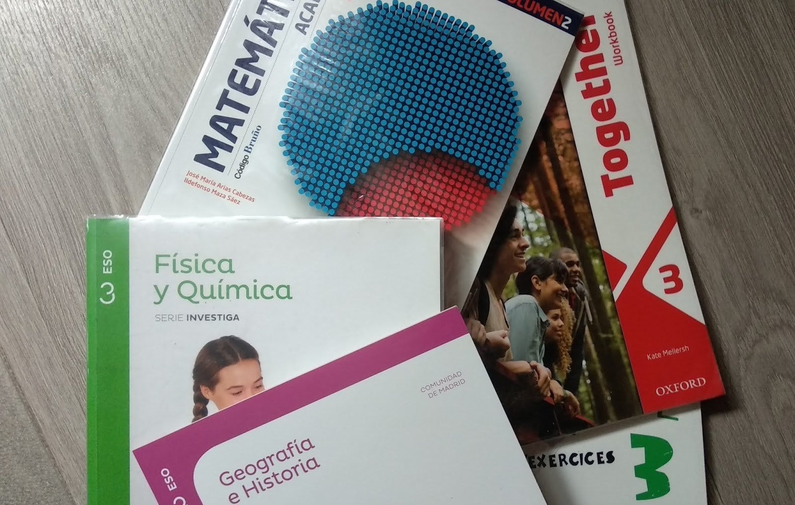 El gasto medio por hijo previsto para la 'vuelta al cole' baja hasta los 265€, mientras se dispara la venta de libros de texto de segunda mano El gasto medio por hijo previsto para la 'vuelta al cole' baja hasta los 265€, mientras se dispara la venta de libros de texto de segunda mano
