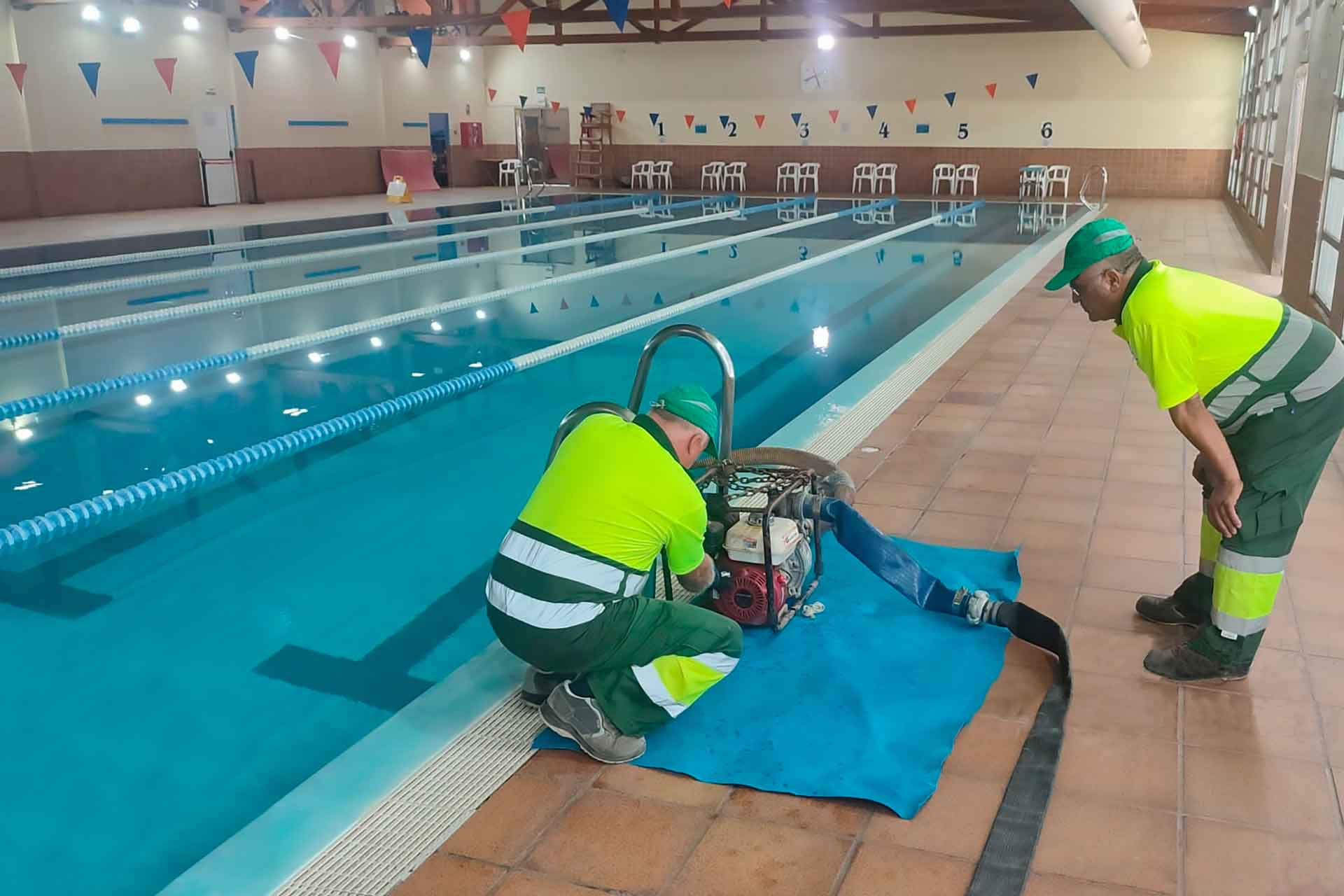 El Ayuntamiento de Benidorm reutiliza el agua de la piscina municipal para los baldeos El Ayuntamiento de Benidorm reutiliza el agua de la piscina municipal para los baldeos