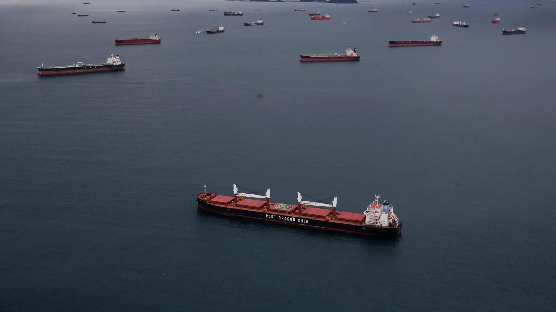 Decenas de buques esperan hoy en el Pacífico para transitar por el Canal de Panamá, en Ciudad de Panamá (Panamá)