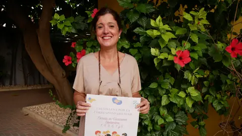 La concejala de Igualdad de Crevillent, Pilar Mas, con el cartel de la 'Escuela de Vacaciones'. La concejala de Igualdad de Crevillent, Pilar Mas, con el cartel de la 'Escuela de Vacaciones'.