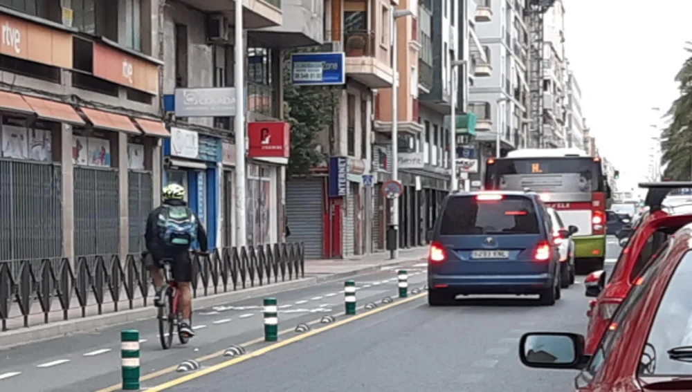 El carril bici provoca que la estrechez de la vía con el carril bici pueda provocar retenciones El carril bici provoca que la estrechez de la vía con el carril bici pueda provocar retenciones