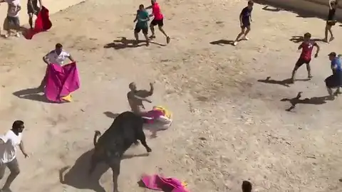 Impactantes imágenes de un toro corneando y levantando en el aire a un turista francés en Liétor Impactantes imágenes de un toro corneando y levantando en el aire a un turista francés en Liétor
