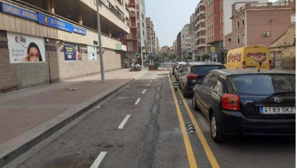 La proximidad de los coches estacionados puede provocar que al abrir la puerta pueda colisionar con los ciclistas del carril bici La proximidad de los coches estacionados puede provocar que al abrir la puerta pueda colisionar con los ciclistas del carril bici