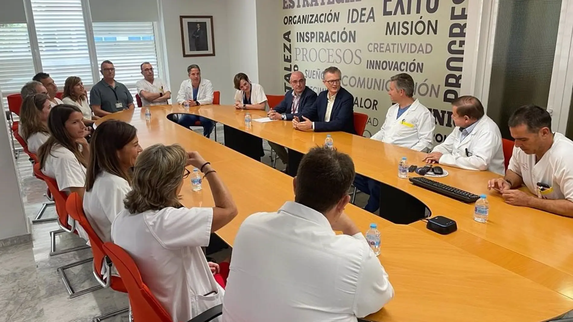 El consejero en funciones de Salud, Juan José Pedreño, reunido con parte del equipo de la Unidad de Sarcomas y Tumores Mesenquimales .