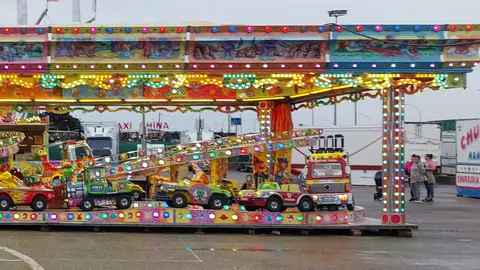 El Recinto Ferial contará con 37 atracciones y 28 casetas .