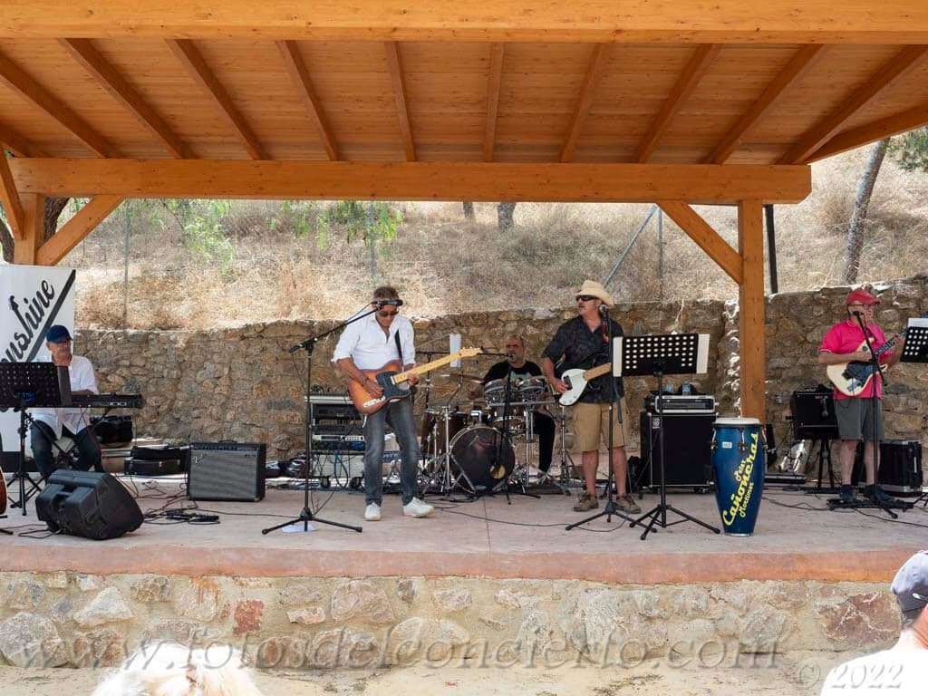 Versiones de country rock y tex-mex por la banda Moonshine Versiones de country rock y tex-mex por la banda Moonshine