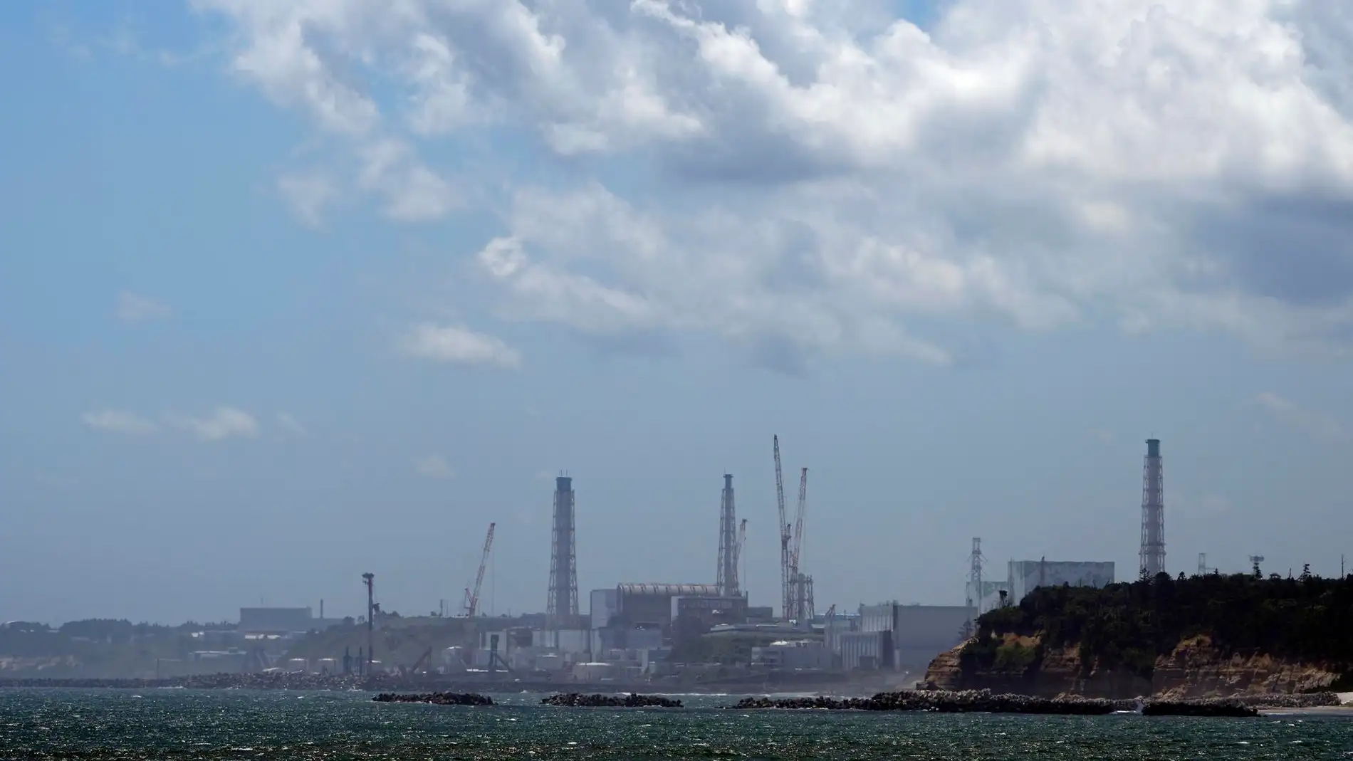 La central nuclear de Fukushima Daiichi se ve desde el puerto pesquero de Ukedo, en Namie, Prefectura de Fukushima, Japón