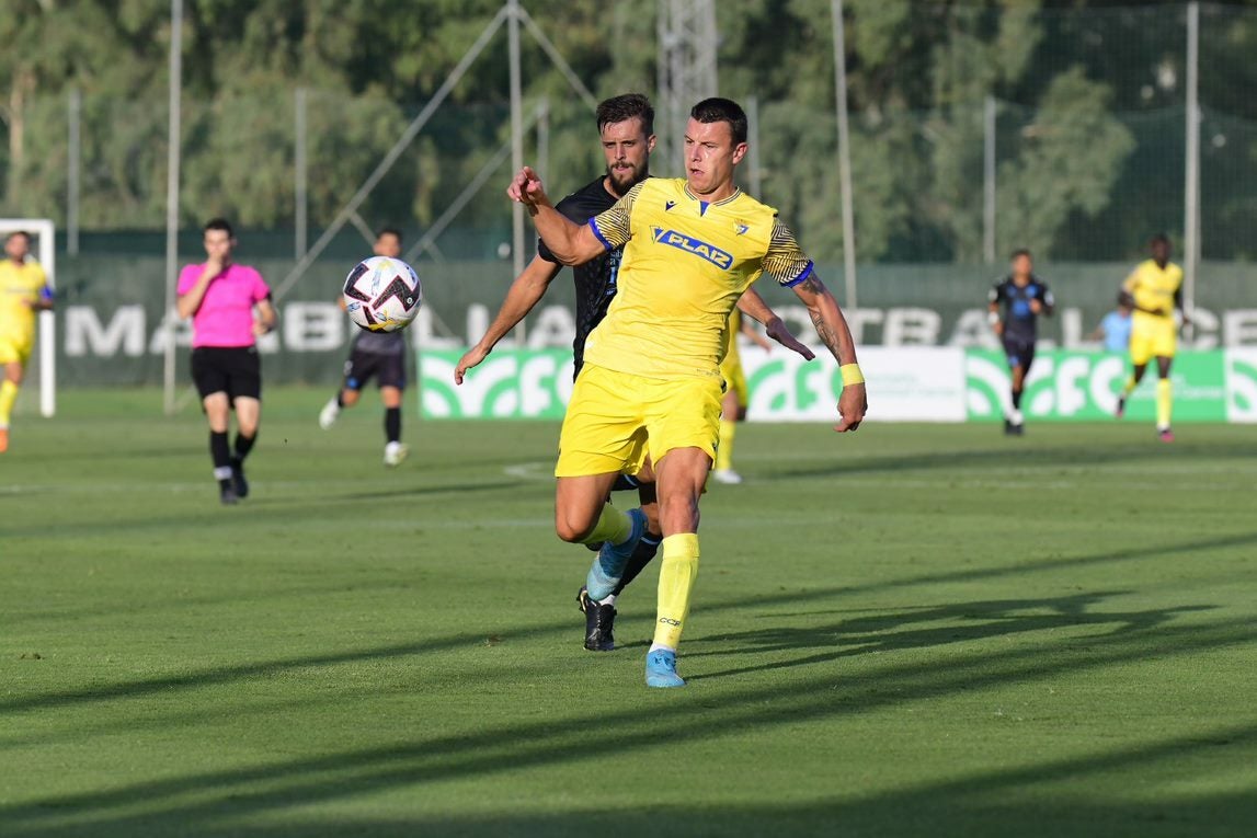 Milutin Osmajic, delantero del Cádiz, entre el Preston y el Stoke City Milutin Osmajic, delantero del Cádiz, entre el Preston y el Stoke City