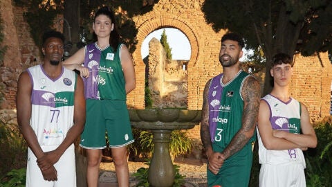 Augusto Lima, Yankuba Sima, Elena Moreno y Guillermo del Pino con las nuevas equipaciones de Unicaja CB 
