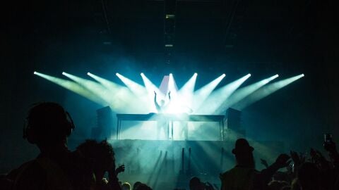 Personas Dentro De Una Habitaci&oacute;n Oscura Con Focos