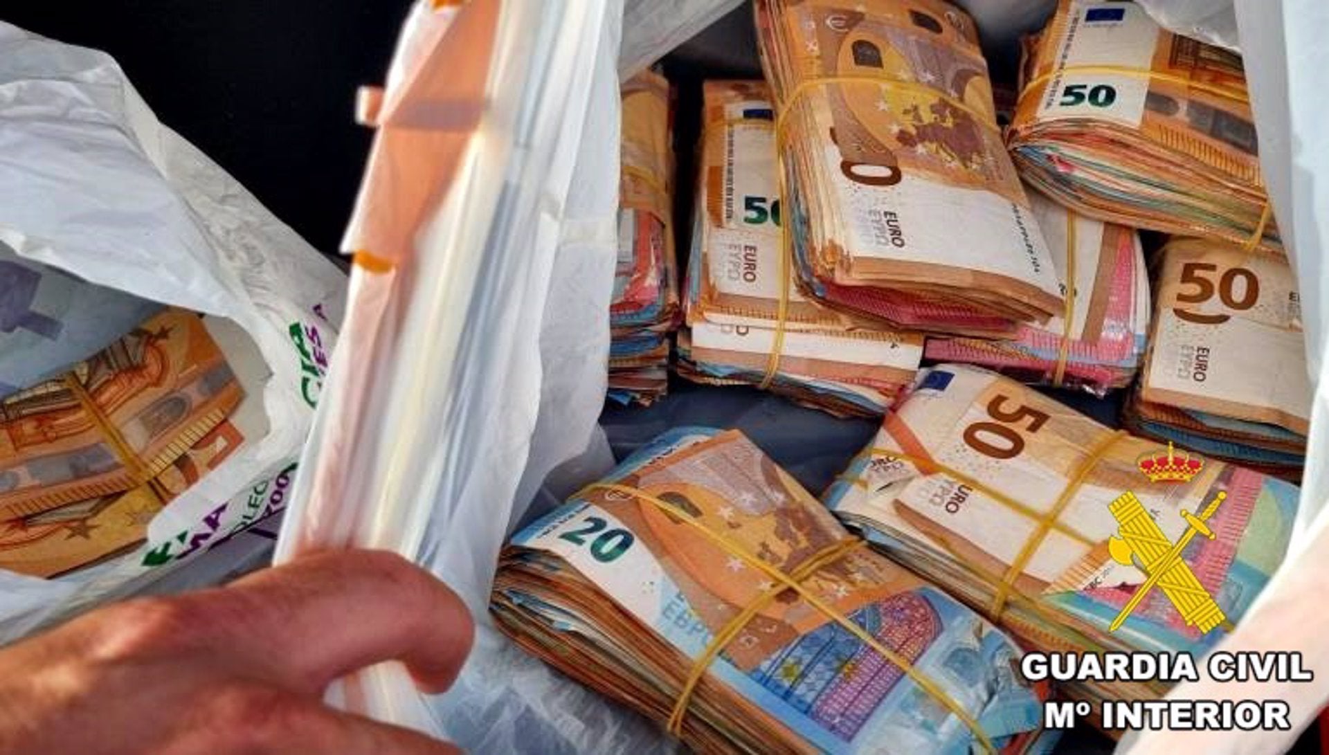 Interceptan más de 100.000 euros en el interior de un coche Interceptan más de 100.000 euros en el interior de un coche
