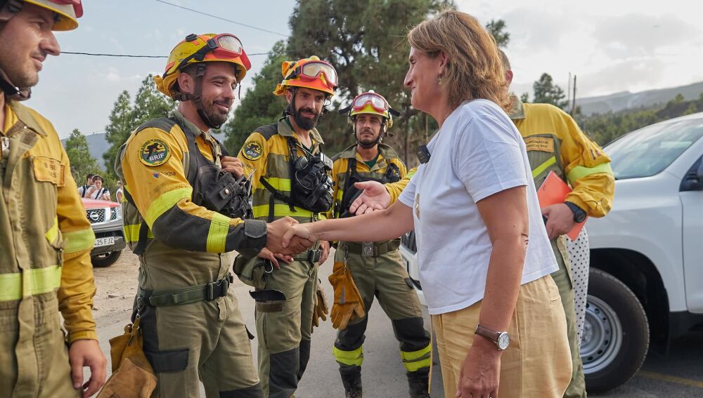 Teresa Ribera, Ministra de Transición Ecológica y Reto Demográfica saluda a intergrantes de los servios de extinción del incendio de Tenerife