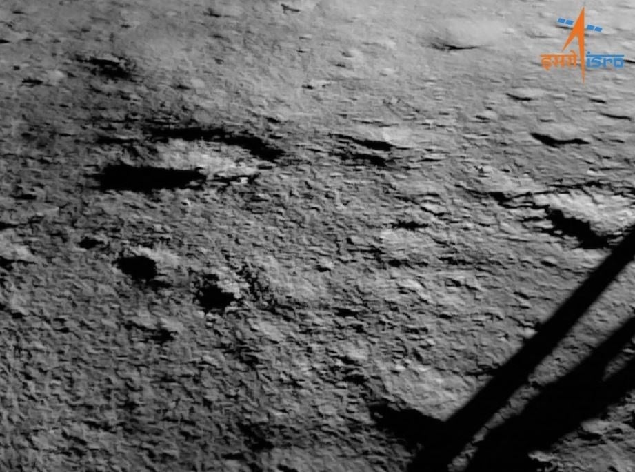 El explorador de la misión espacial india ya recorre el polo sur de la Luna El explorador de la misión espacial india ya recorre el polo sur de la Luna