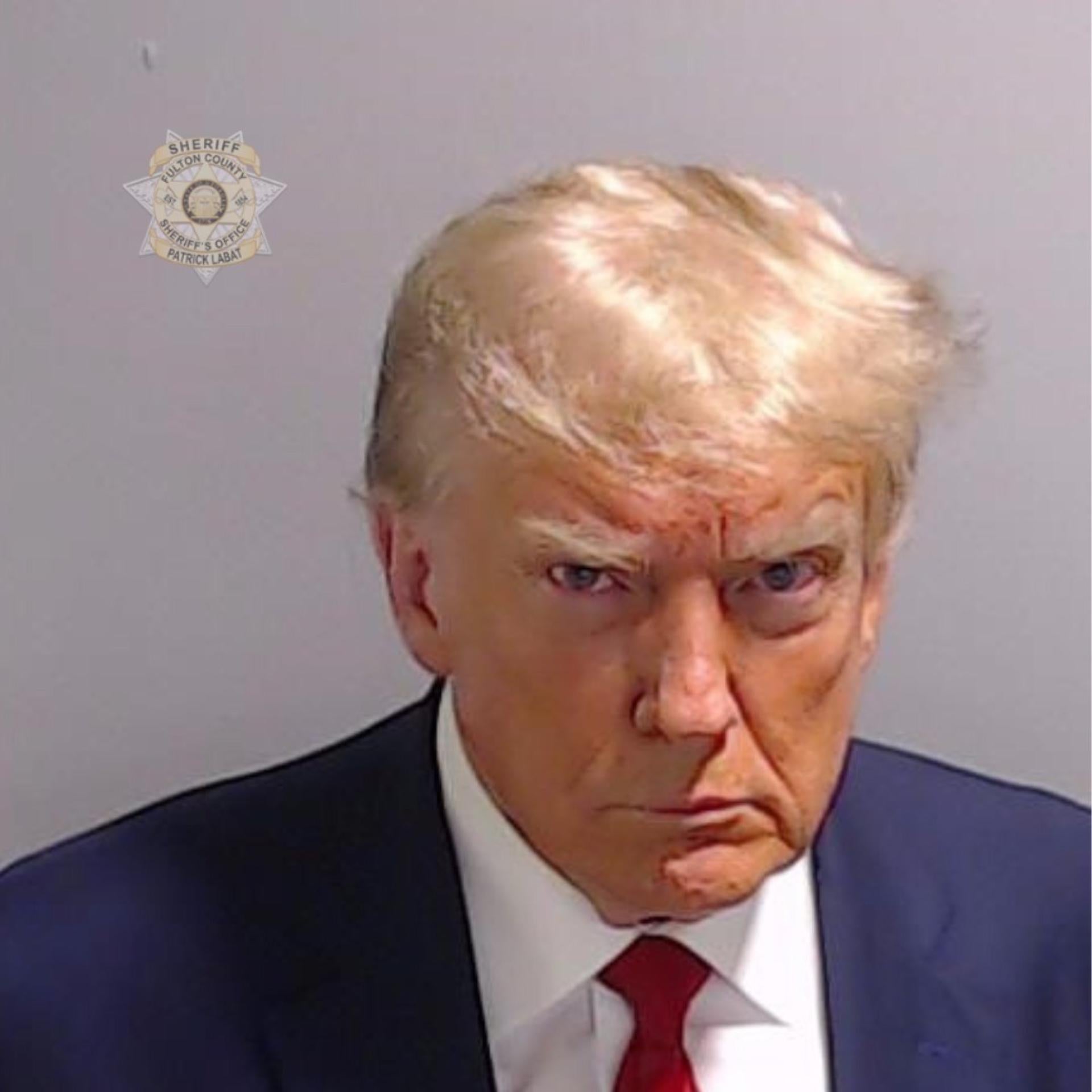 Donald Trump publica su foto policial tras entregarse a las autoridades en Georgia Donald Trump publica su foto policial tras entregarse a las autoridades en Georgia