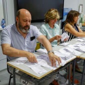 Integrantes de una mesa electoral del Instituto Ortega y Gasset, en Madrid, durante el recuento de votos de la jornada de elecciones generales celebradas hoy domingo en España. 