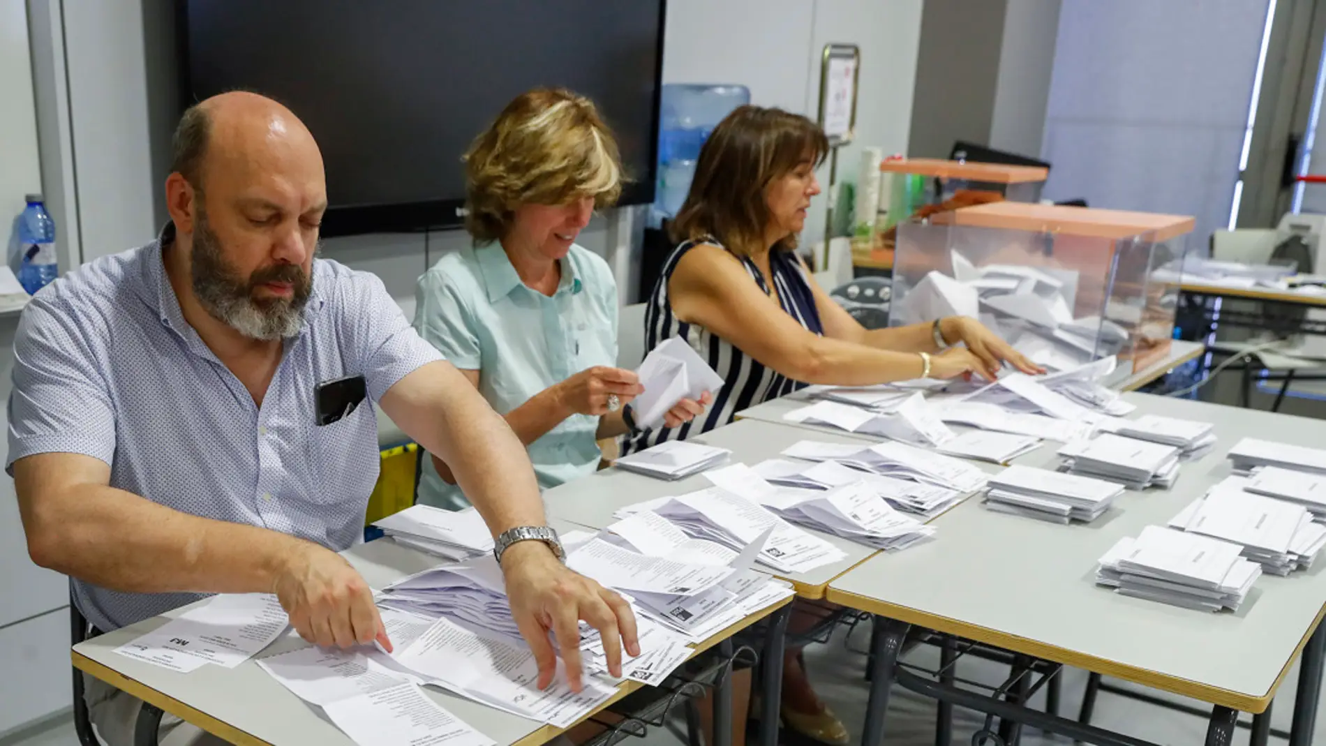 Integrantes de una mesa electoral del Instituto Ortega y Gasset, en Madrid, durante el recuento de votos de la jornada de elecciones generales celebradas hoy domingo en España. 