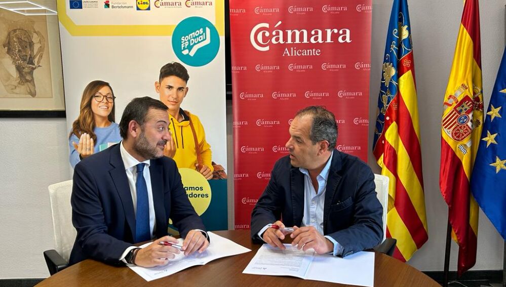 Carlos Baño (derecha) .- Presidente de la Cámara de Alicante 