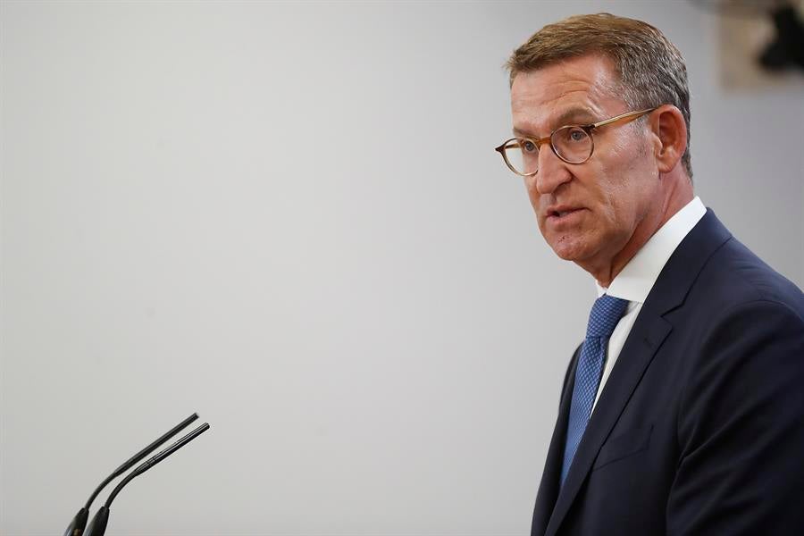 Feijóo propone al PSOE un gran acuerdo constitucional: "Sería la gran solución para nuestro país" Feijóo propone al PSOE un gran acuerdo constitucional: "Sería la gran solución para nuestro país"