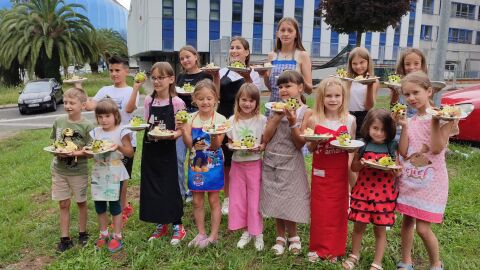 Los menores de Chernobil tras disfrutar en un taller de &quot;pintxos&quot; 