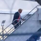 Donald Trump sube a su avión en el aeropuerto internacional Hartsfield Jackson de Atlanta después de entregarse a las autoridades
