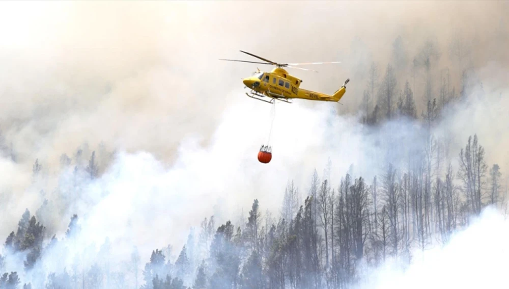 Helicóptero descarga agua sobre un incendio forestal en Tenerife Norte