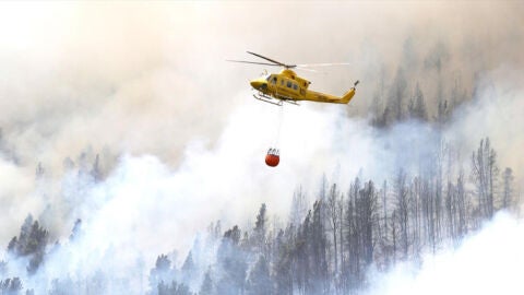 Helic&oacute;ptero descarga agua sobre un incendio forestal en Tenerife Norte