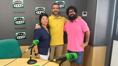 Konsuelo Albentosa, Monserrate Hernández y Sandro Maciá, en el estudio de Onda Cero Elche
