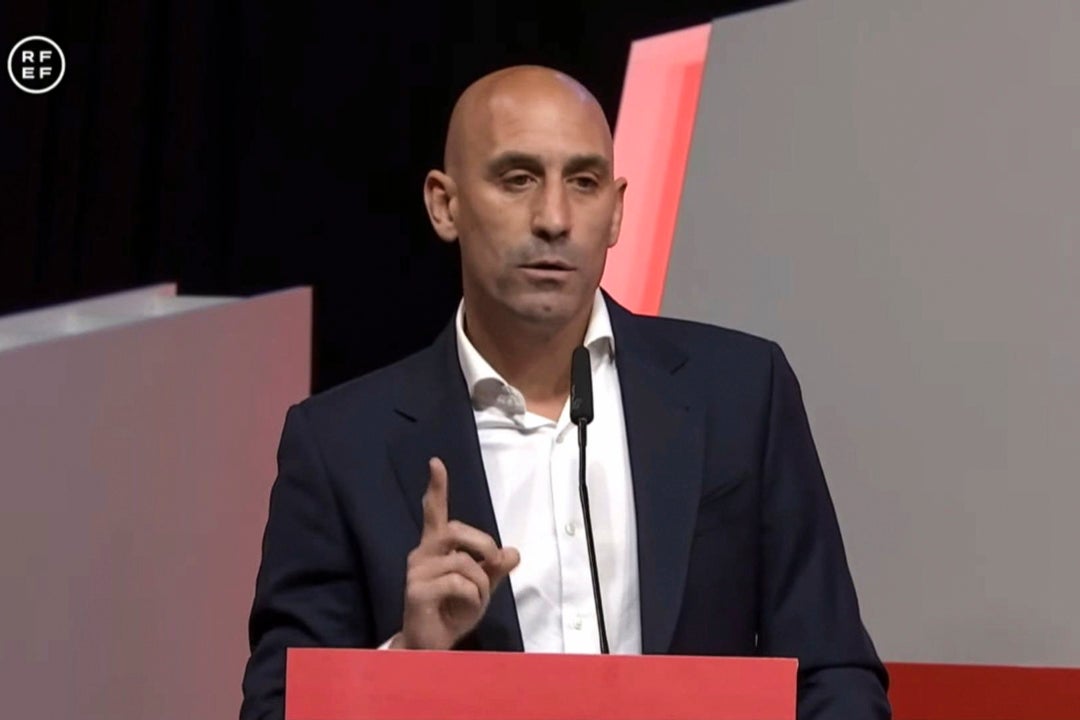 Luis Rubiales se niega a dimitir por el beso "consentido" a Jenni Hermoso Luis Rubiales se niega a dimitir por el beso "consentido" a Jenni Hermoso