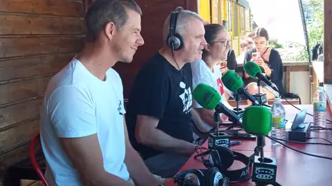 Rubén Rey durante el programa especial desde Prado Surf Patos en Nigrán Nos acercamos a la playa de la lanzada con los vehículos más surferos del mercado, la Volskwagen California y la ID BUZZ; para aprender todo lo necesario para empezar a surfear gracias a la escuela Prado Surf