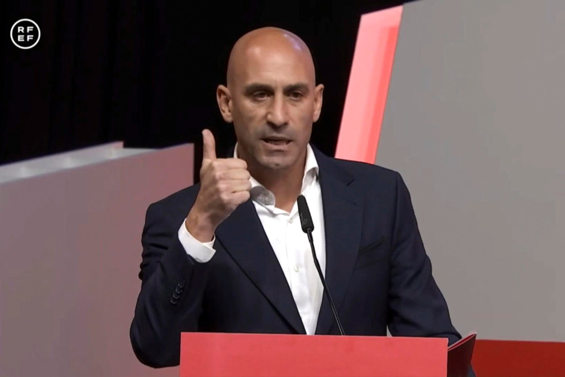 La RFEF responde a las jugadoras con un comunicado en el que tratan de probar que Jenni Hermoso sí alzó a Rubiales: "El Sr. presidente no miente" La RFEF responde a las jugadoras con un comunicado en el que tratan de probar que Jenni Hermoso sí alzó a Rubiales: "El Sr. presidente no miente"