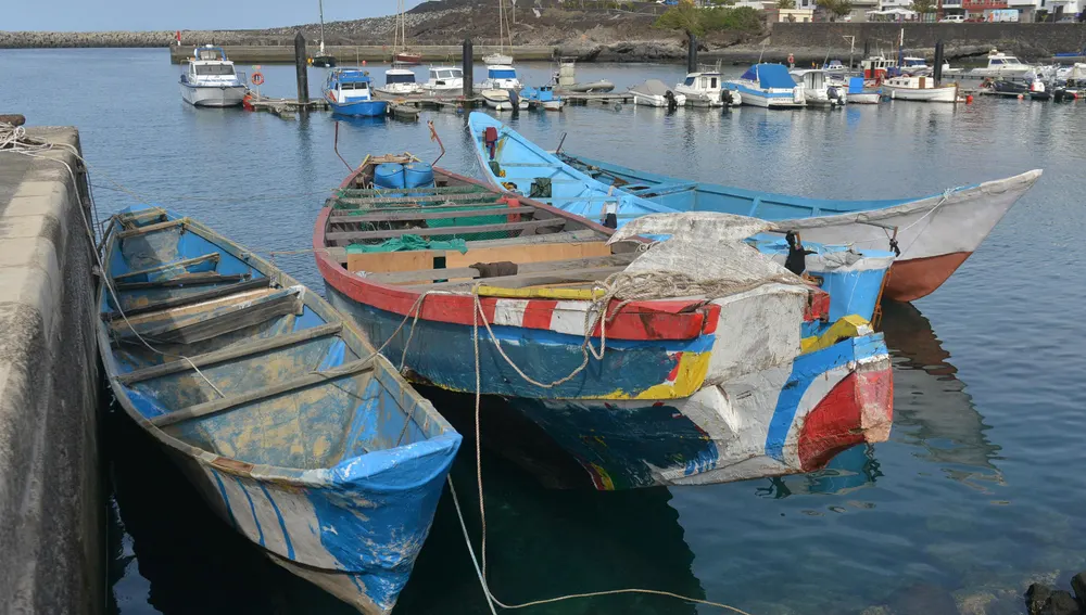 Los cayucos se acumulan en el puerto de La Restinga en el sur de la isla de El Hierro 