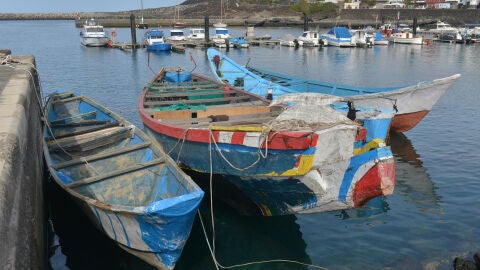 Los cayucos se acumulan en el puerto de La Restinga en el sur de la isla de El Hierro 