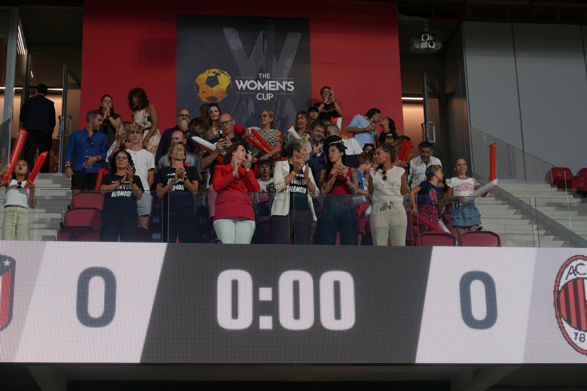 Jenni Hermoso recibe una gran ovación tras reaparecer en el palco de la final de la Women's Cup Jenni Hermoso recibe una gran ovación tras reaparecer en el palco de la final de la Women's Cup