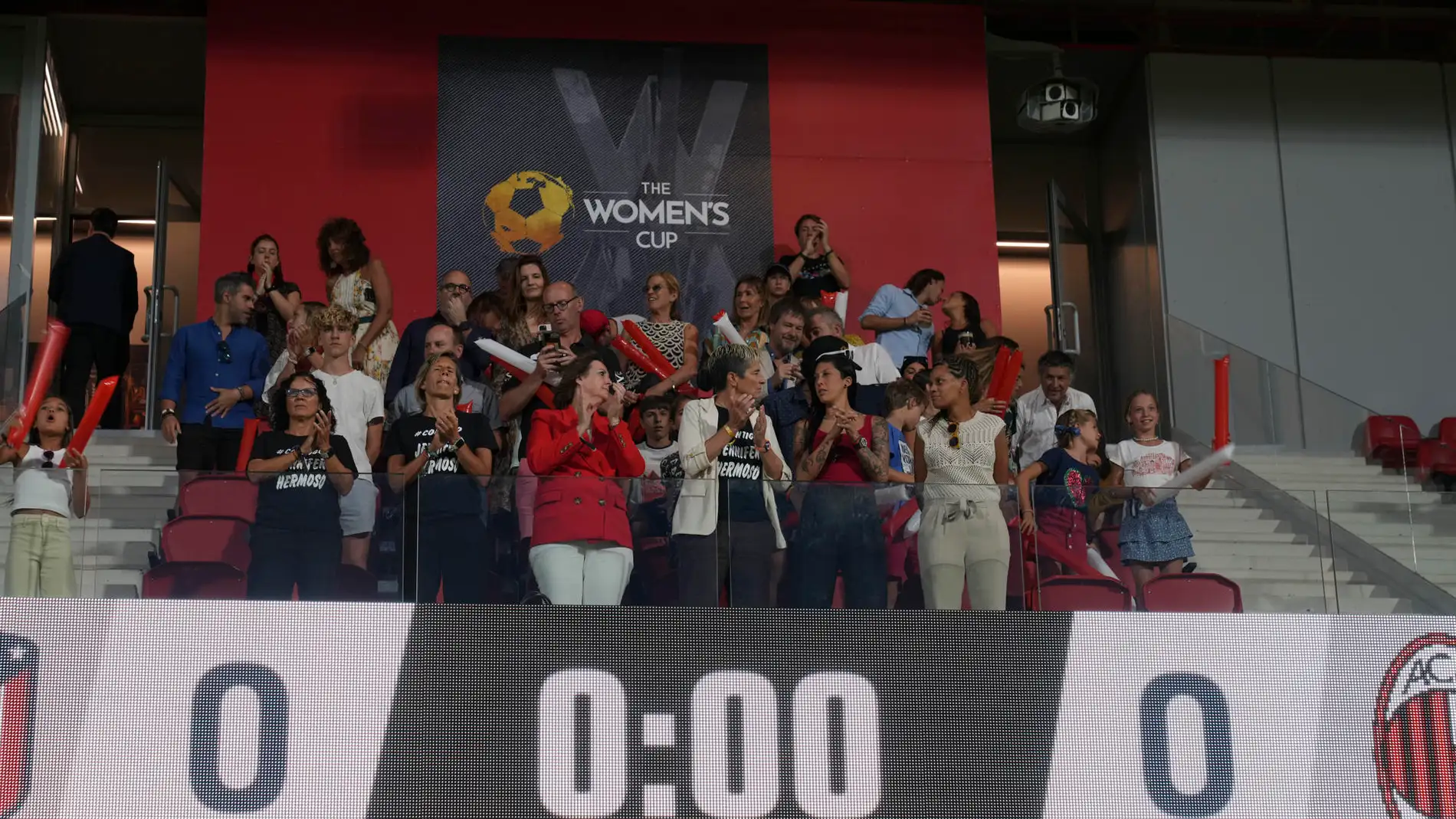 Jenni Hermoso recibe una gran ovación tras reaparecer en el palco de la final de la Women's Cup